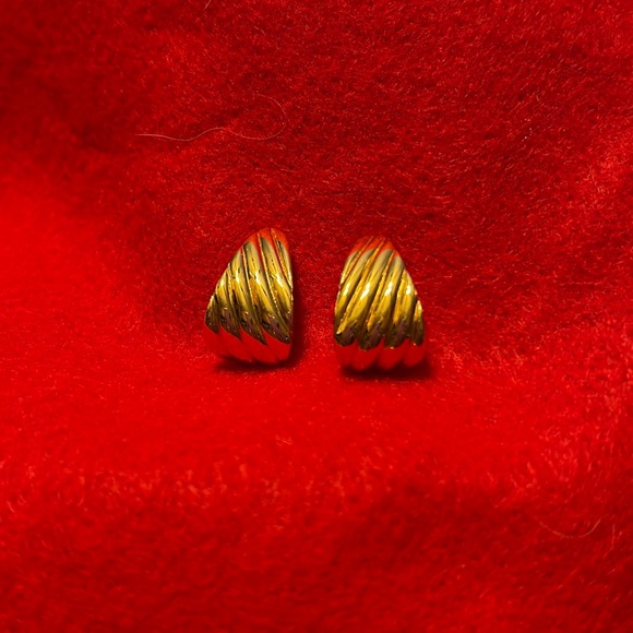 Women’s Beautiful Vintage Monet gold Fan pierced earrings 3/4” - Picture 2 of 5